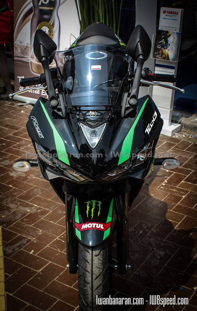 Yamaha R15 với tem Monster Yamaha Tech3 Yamaha R15 với tem Monster Yamaha Tech3