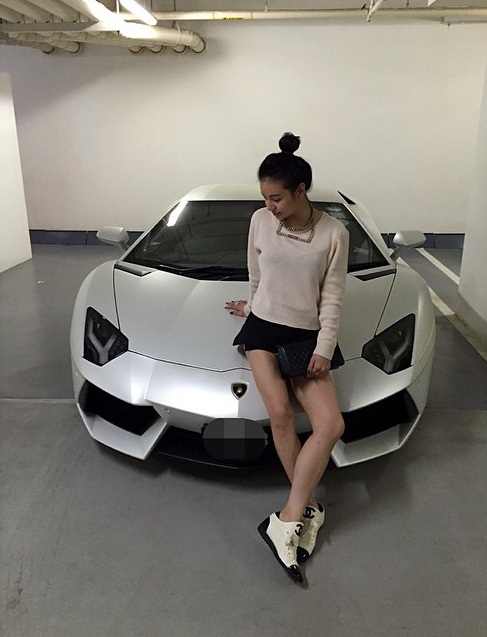 
Kim Lim, cháu gái của tỷ phú Peter Lim kiêm người sở hữu câu lạc bộ bóng đá Valencia, chụp ảnh cùng chiếc siêu xe Lamborghini Aventador màu bạc. Trên tài khoản cá nhân, Kim Lim khiến không ít người ghen tị với cuộc sống lên chuyên cơ, xuống máy bay. 
