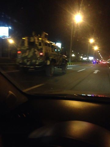 
Những chiếc xe IAG 4x4 Guardian Tactical di chuyển trên đường phố Hà Nội.
