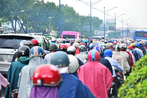 Người và phương tiện “bó chân” trên đường phố Sài Gòn - Ảnh 6. Người và phương tiện “bó chân” trên đường phố Sài Gòn - Ảnh 6.