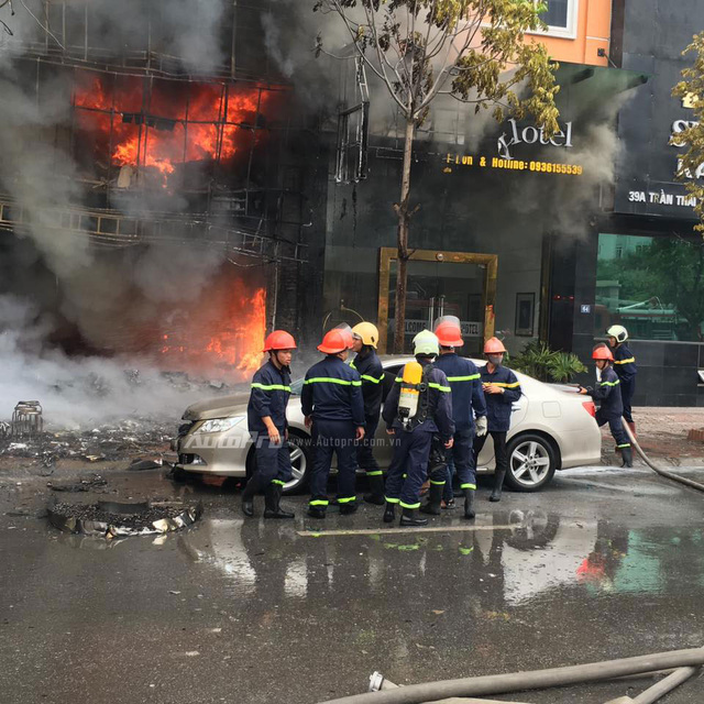 
Toyota Camry bị bén lửa trên phố Trần Thái Tông.
