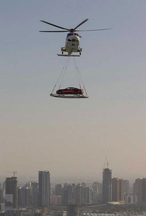 
Nếu muốn chứng kiến cảnh những chiếc ô tô đắt tiền được trực thăng chở trên không trung như thế này, bạn chỉ cần đến Dubai.
