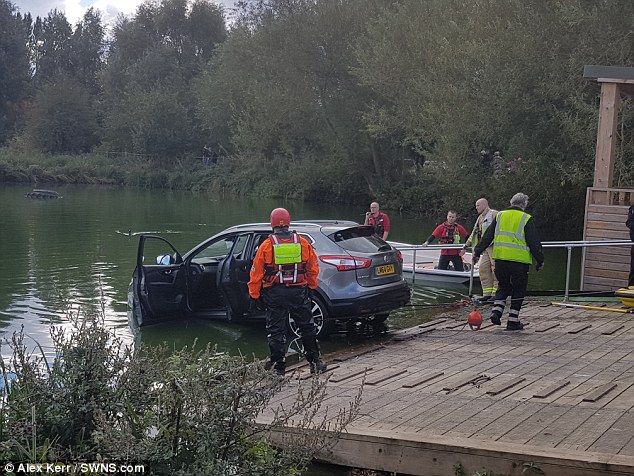 
Chiếc SUV được trục vớt khỏi hồ
