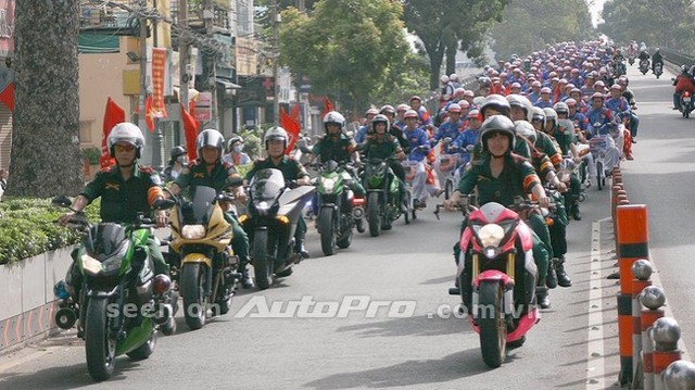 
Trước đó, chiếc naked bike, Honda CB1000R cũng được cô gái này khoác lên mình bộ áo Hello Kitty và từng khá nổi tiếng khi cùng Thanh Tú dẫn đoàn mô tô khủng tham dự sự kiện đám cưới tập thể của 100 cặp đôi tại Sài Thành diễn ra vào quốc khánh Việt Nam 2/9 năm ngoái.

