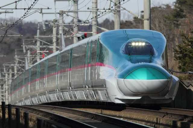 
Tàu điện Shinkansen Hayabusha với tốc độ thực tế khoảng 300 km/h.
