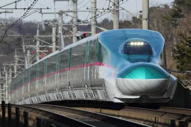  Tàu điện Shinkansen Hayabusha với tốc độ thực tế khoảng 300 km/h. 