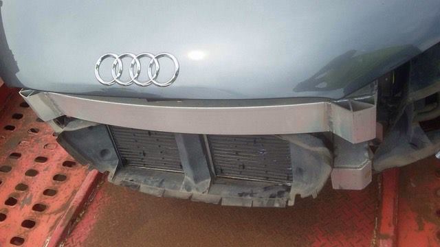 Phần đầu xe cũng bị thiệt hại đáng kể sau vụ va chạm với chiếc SUV 7 chỗ.