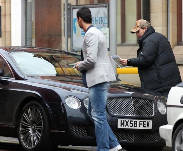 
Ronaldo bên chiếc Bentley Continental GT Speed lúc còn chơi bóng ở Anh.
