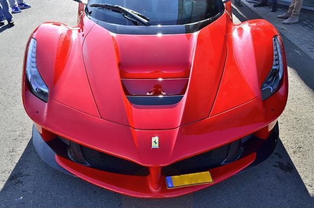 
Theo người rao bán, chiếc Ferrari LaFerrari màu đỏ rực này mới chạy được khoảng 1.700 km. Vì thế, chiếc Ferrari LaFerrari này vẫn còn gần như mới.
