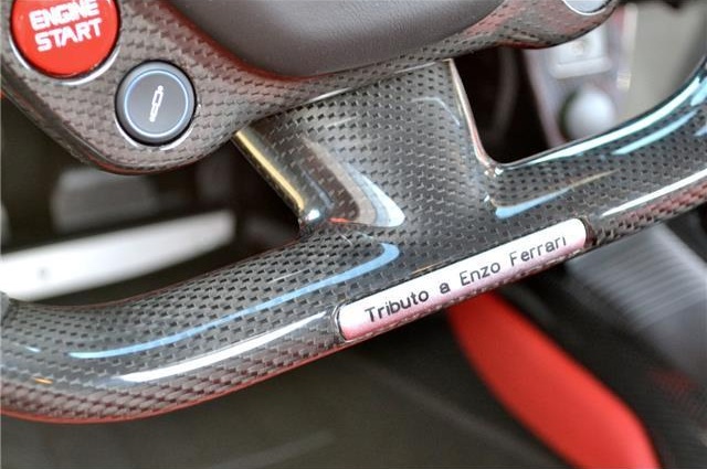 
Như đã biết, Ferrari LaFerrari sử dụng động cơ V12, dung tích 6,3 lít và mô-tơ điện nên sở hữu công suất tối đa 950 mã lực. Hệ dẫn động hybrid mạnh mẽ cho phép Ferrari LaFerrari tăng tốc từ 0-96 km/h trong thời gian dưới 3 giây và đạt vận tốc tối đa 350 km/h.

