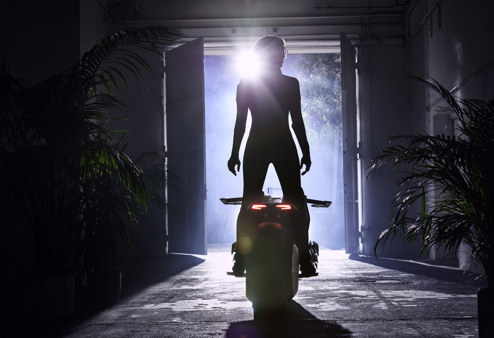  C&ocirc;ng nghệ n&agrave;y gi&uacute;p chiếc m&ocirc; t&ocirc; nh&agrave; BMW giữ tư thế c&acirc;n bằng cả l&uacute;c chuyển động lẫn đứng y&ecirc;n v&agrave; ngăn đổ. 