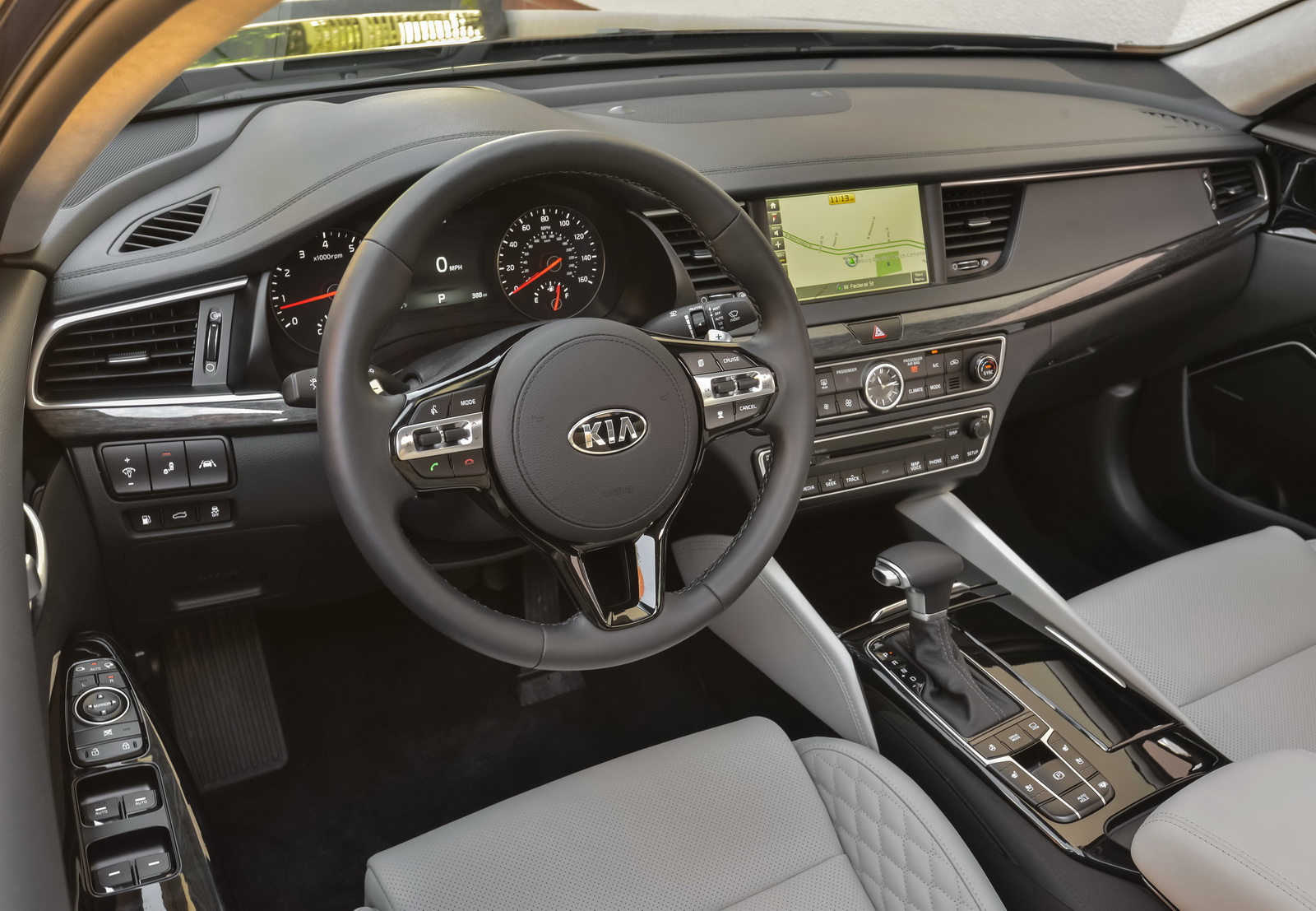 Kia K7 2017: Sang trọng và tinh tế hơn, ngập tràn trang bị hiện đại