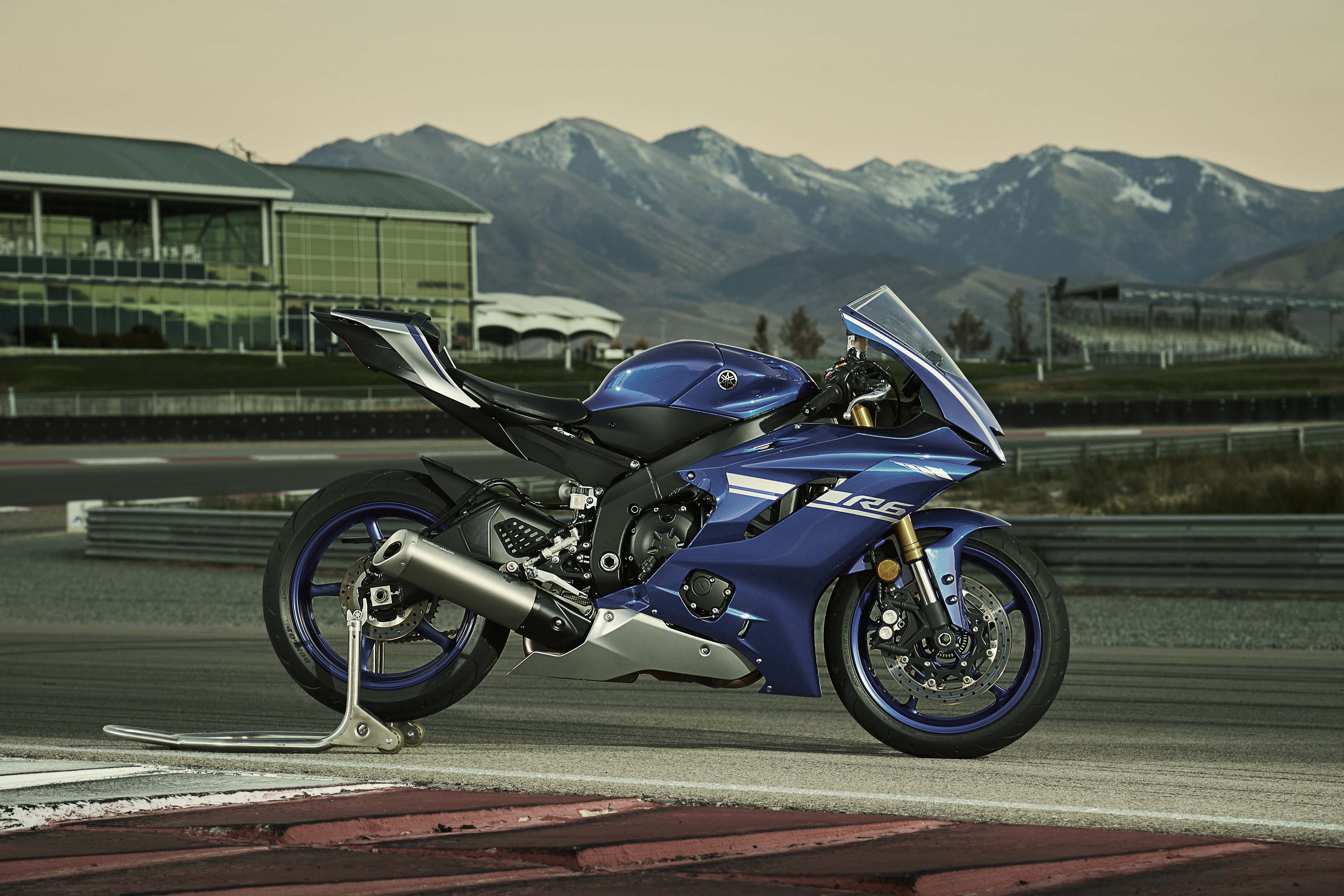 YZF-R6 2019慣らしインプレ！（※2018継続販売モデル） | R9、250RRとStudioM.I.C. YAMAHA YZF-R6 YZF R6 YZFR6 2017 2018 2019に最適モーターサイクルCNC三脚フットサイドブラケ