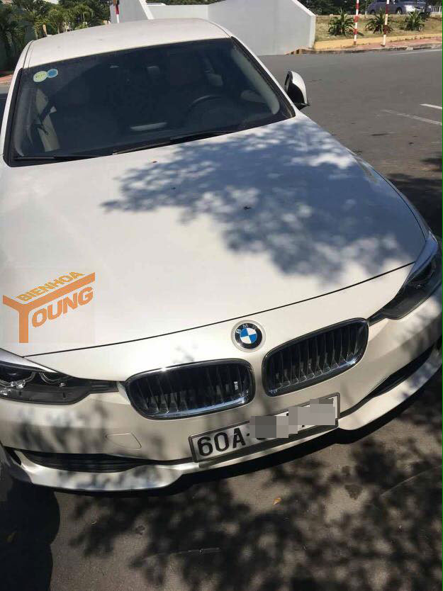Chiếc BMW 3-Series màu trắng nằm trong bãi gửi xe của bệnh viện. Ảnh: Bien Hoa Young