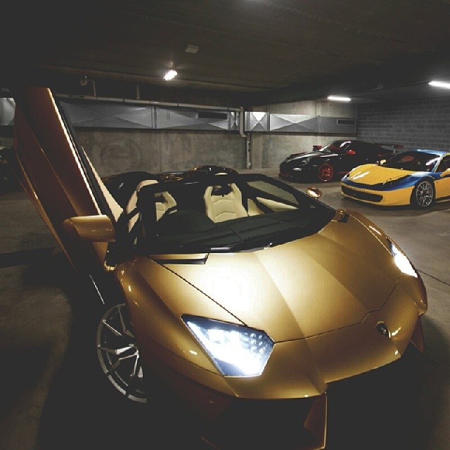 
Garage toàn siêu xe, nổi bật nhất là chiếc Lamborghini mui trần màu vàng.
