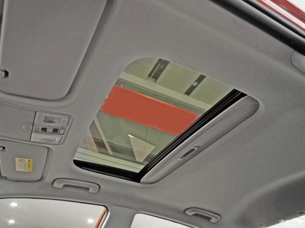 
 Cửa sổ trời chỉnh điện không quá lớn nhưng cũng đủ để đưa không khí trong lành và ánh sáng vào bên trong xe.
