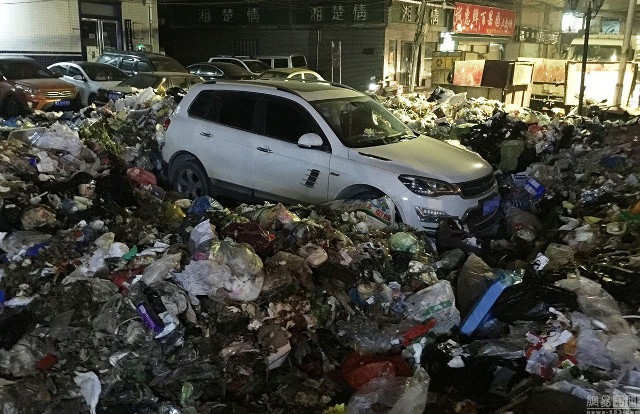 
Chiếc SUV của ông Shang bị chôn sống trong đống rác.
