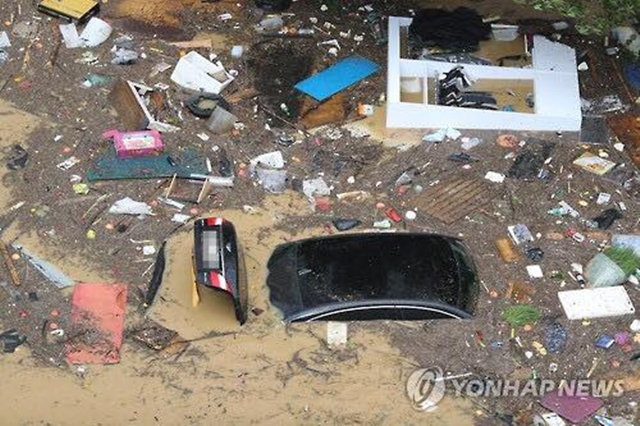 
Cơn bão Chaba khi quét qua thành phố Busan khiến nhiều nhà cửa bị hư hỏng nặng.
