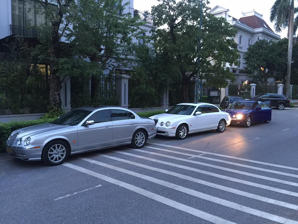 Another option is the V8 engine with a 4.2-liter displacement, producing a maximum power of 280 horsepower and a maximum torque of 411 Nm, combined with a 6-speed automatic transmission. As a result, the Jaguar S-Type takes about 6.5 seconds to accelerate to 97 km/h from a standing position before reaching a top speed of 250 km/h.