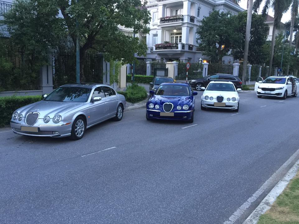 It seems that many car enthusiasts in the capital have been fascinated by the sexy beauty of these 3 mid-size sedans from the UK, so they found ways to collect and play together.