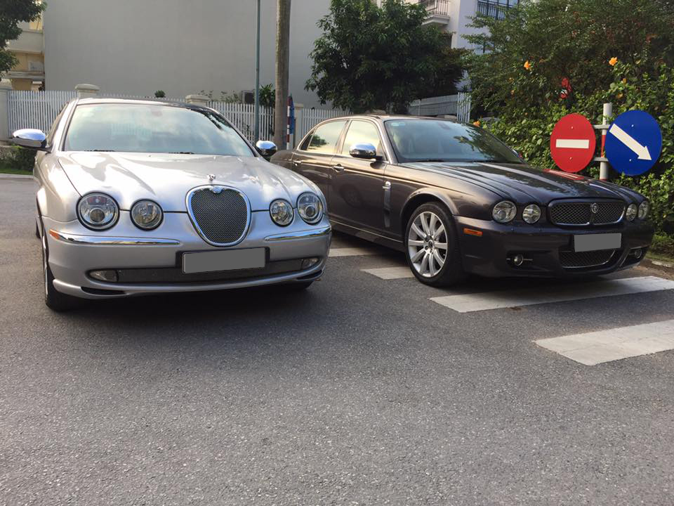 In addition to the 3 S-Types, there is also a Jaguar XJ which is also considered rare in Vietnam.
