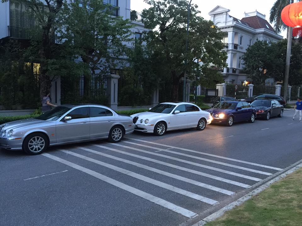 Car enthusiasts in the capital city have just exhibited their unique Jaguar collection in a luxury urban area in Hanoi. Notably, there are 3 Jaguar S-Types in silver, white and striking dark blue.