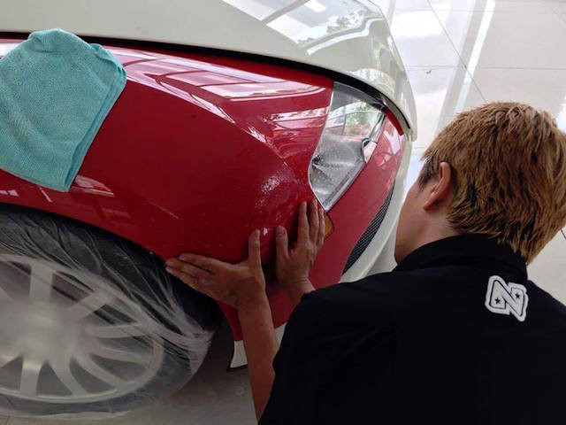 
Người thợ Nhật này mất khoảng 3 tiếng đồng hồ cho quá trình trùng tu nhan sắc của Bugatti Veyron.
