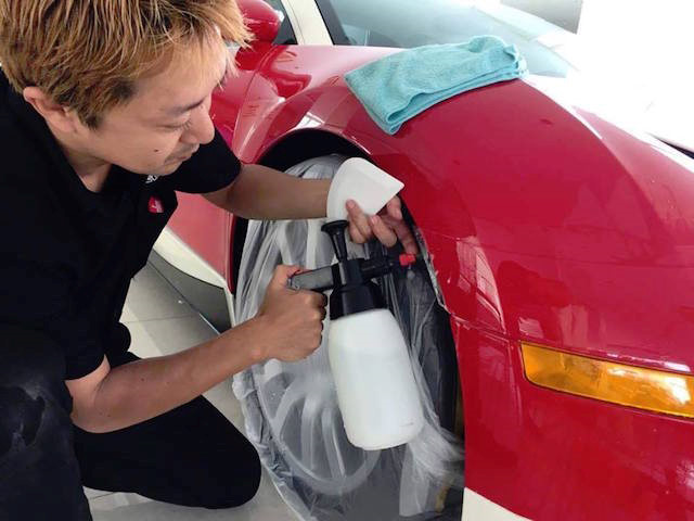 
Chuyên gia người Nhật đang dán lớp phim bảo vệ chống trầy xước lên Bugatti Veyron.
