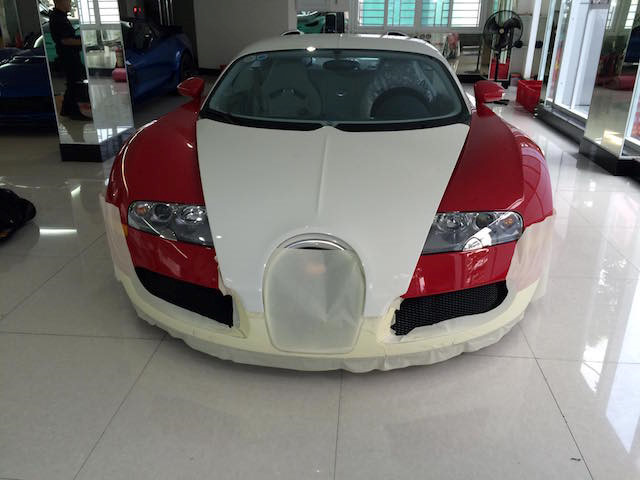 
Bugatti Veyron 40 tỷ Đồng của Minh Nhựa trong quá trình làm đẹp.
