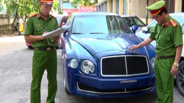 
Chua chát hơn chiếc Bentley Mulsanne độ bị lực lượng cơ quan chức năng Quảng Bình bắt giữ và ra thông báo tìm chủ nhân nhưng 1 tháng nay chẳng có ai đến nhận.
