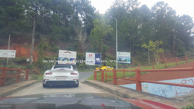 
Bộ đôi Lamborghini Aventador và Porsche 911 Turbo S đang chuẩn bị thực hiện bài thi leo dốc để đến điểm tập kết.
