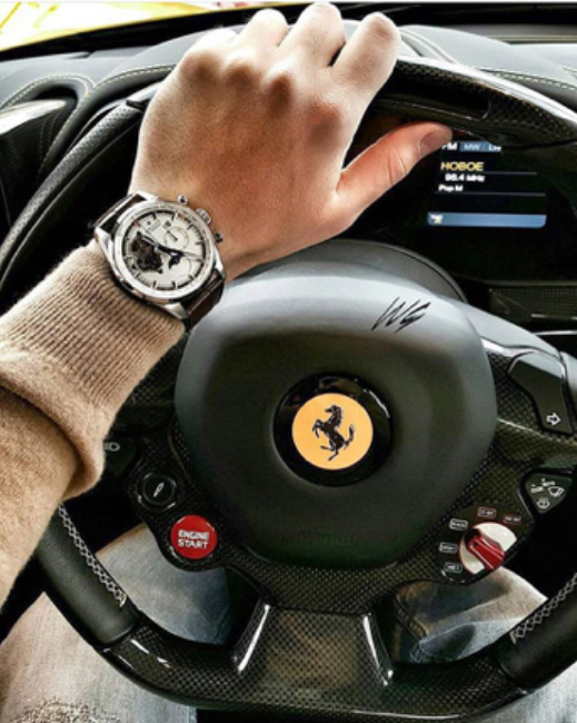 
Chiếc đồng hồ Zenith El Primero bên trong khoang lái siêu xe Ferrari.
