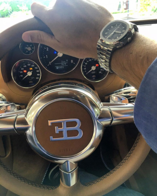 
Patek Phillipe Nautilus cùng siêu xe thể thao Bugatti Veyron, là chiếc đồng hồ với vẻ đẹp thanh thoát, thiết kế có chi tiết dày dặn nhưng đem lại vẻ mạnh mẽ của người đàn ông.
