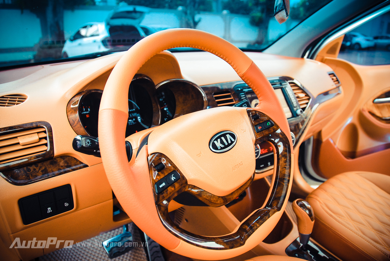 The steering wheel is replaced with a new type of wood trim, similar in style to the Mercedes-Benz S400, combined with a bright brown color.