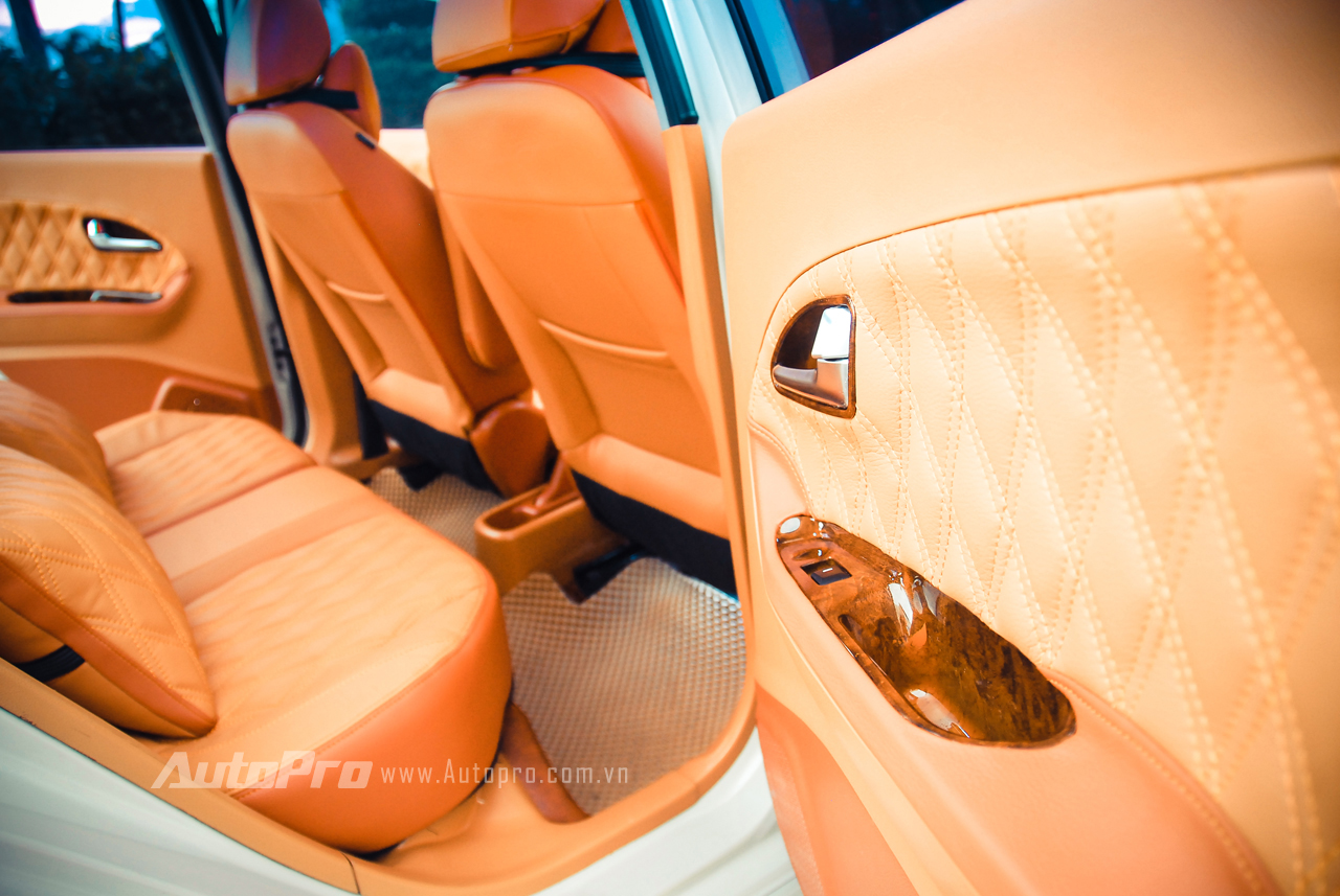 The door of the car is completely replaced with new leather and new wood trims, replacing the old black leather and plastic parts.