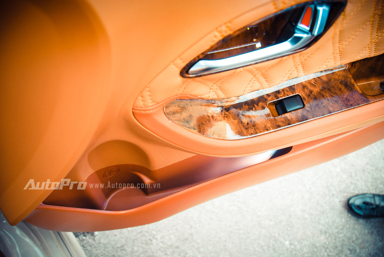 To make it more prominent, in some details such as storage compartments, interior ceiling, and under the car are equipped with additional interior lights.