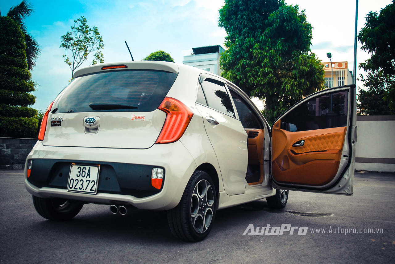 The Kia Morning car from a car enthusiast in Thanh Hoa has been transformed with an interior space inspired by Porsche and Mercedes-Benz.