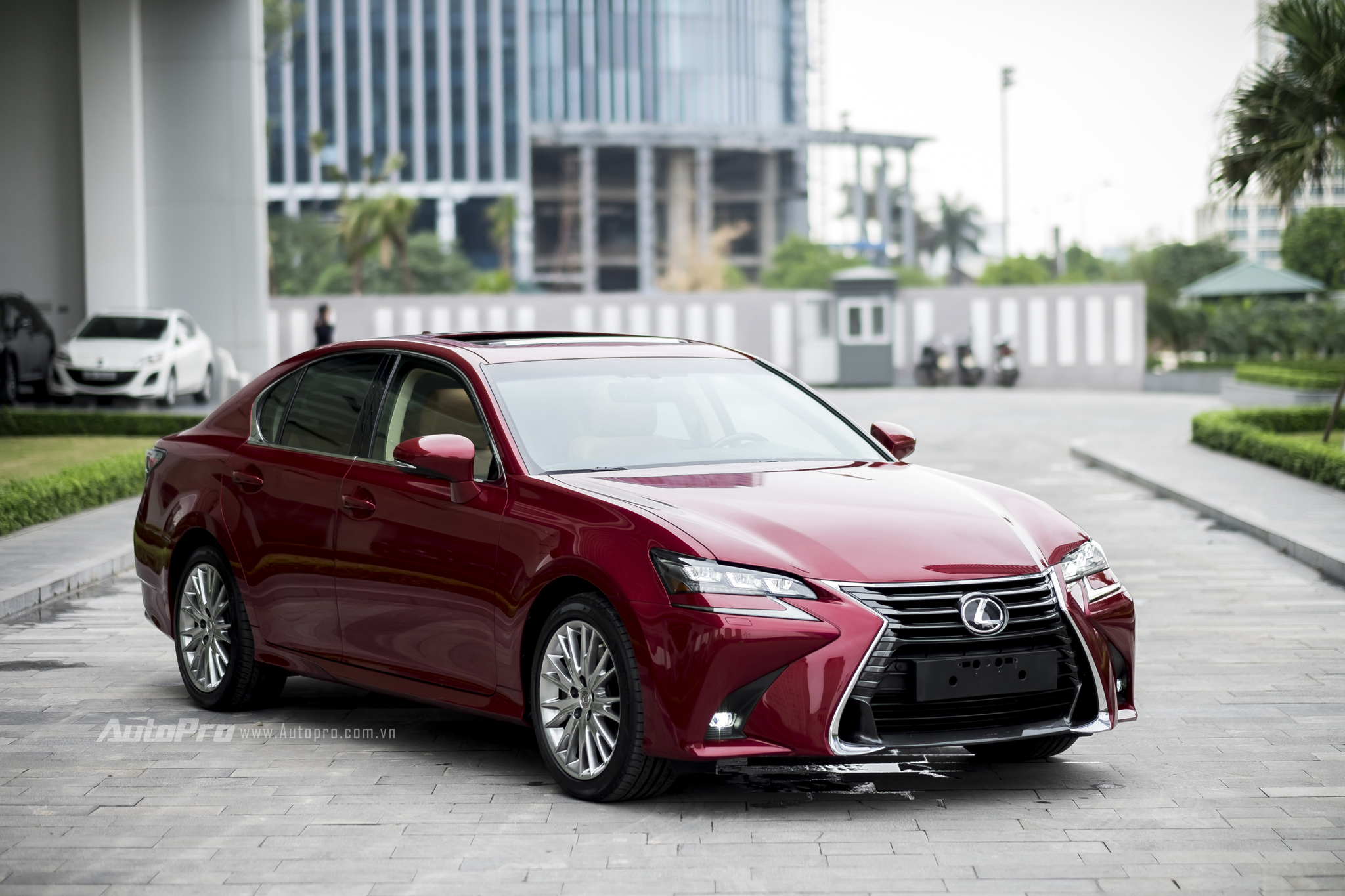 
Được ra mắt tại Triển lãm ô tô Quốc tế Việt Nam 2016 vừa qua, Lexus GS200t nhanh chóng thu hút được sự quan tâm của nhiều khách hàng trong nước nhờ mức giá cạnh tranh 3,13 tỷ Đồng. Để có được mức giá này, công lớn thuộc về khối động cơ tăng áp 2.0L giúp mẫu xe sedan này tránh được thuế tiêu thụ đặc biệt.
