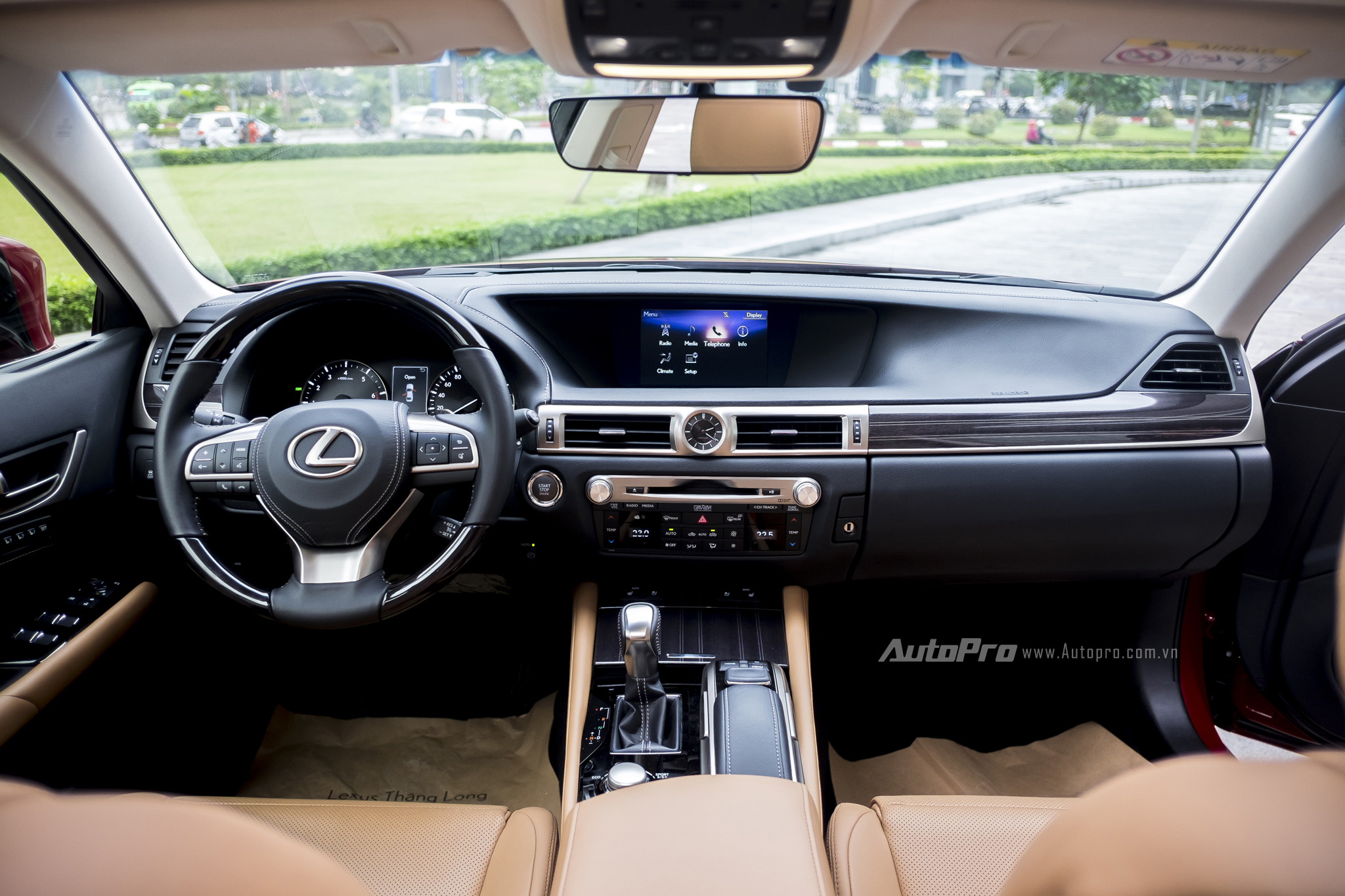 Không gian bên trong Lexus GS200t vẫn giữ nguyên những đường nét vuông vắn, đơn giản và rất đặc trưng.