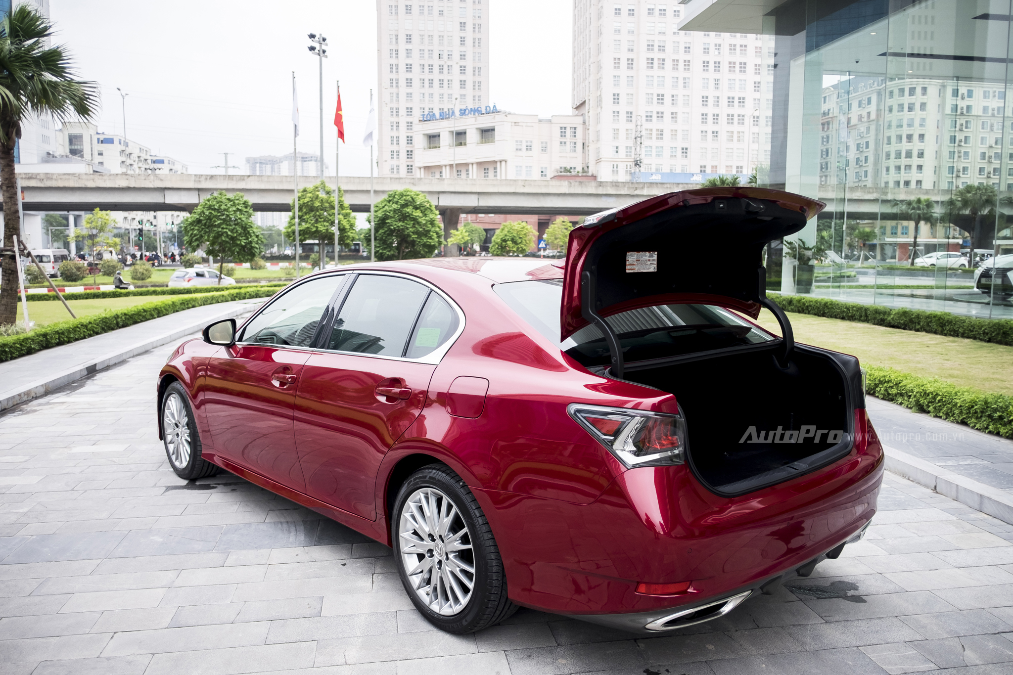 Khoang hành lý của Lexus GS200t có thể tích 405 lít, đủ rộng rãi để chứa 4 bộ gậy golf kèm 4 túi đựng đồ thể thao.
