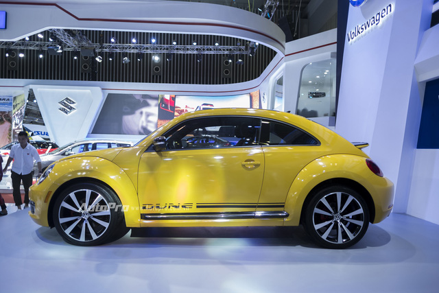 
Trong triển lãm Ô tô Quốc tế Việt Nam (VIMS) 2016 vừa qua, hãng Volkswagen đã trưng bày mẫu xe có tên Beetle Dune tại gian hàng của mình. Tuy nhiên, qua so sánh hình ảnh, nhiều người có thể nhận ra chiếc xe mà Volkswagen trưng bày trong VIMS 2016 là Beetle phiên bản thường dán thêm tem Dune. 
