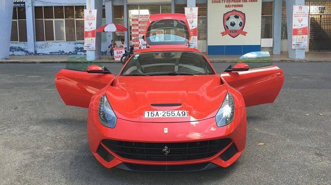 Hà Nội: Ferrari Và Rolls-Royce Chung Chủ, Biển Gần Giống Hệt Nhau