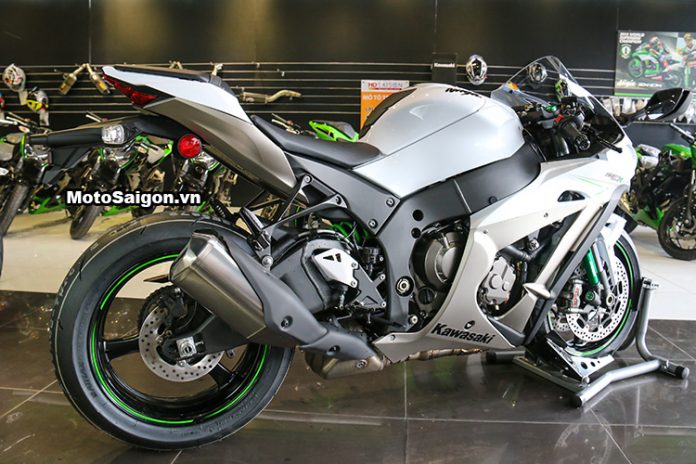 Siêu mô tô Kawasaki ZX-10R 2017 màu trắng-titan cập bến Việt Nam