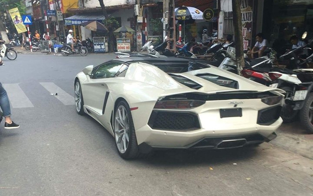 
Lamborghini Aventador LP700-4 Roadster xuất hiện trên đường phố Hà Nội vào chiều 30/9. Ảnh: Nguyễn Đạt.
