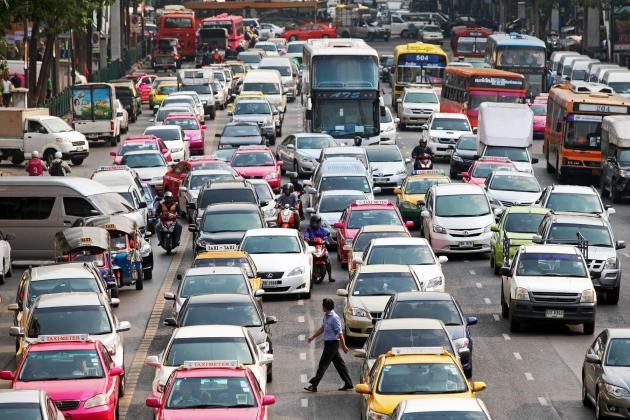 
Người đi xe máy luồn lách giữa ôtô để tìm lối đi khi kẹt xe. Báo Bangkok Post dẫn nghiên cứu của Trung tâm Kasikorn cho biết kẹt xe khiến thành phố Bangkok thiệt hại 11 tỷ baht (khoảng 320 triệu USD) mỗi năm. Trong năm 2016, người dân mất thêm 30 phút để lưu thông trên đường so với năm ngoái. Ảnh: The Nation.
