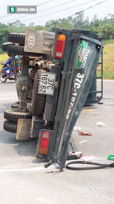 Nghệ An: Xe khách lao dốc đâm xe tải, 2 tài xế nhập viện cấp cứu - Ảnh 2.