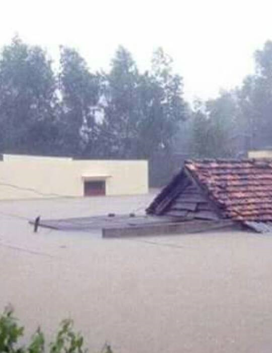 
Nước mưa dâng cao gần đến mái nhà của người dân. Ảnh: FB Tiến Nghĩa
