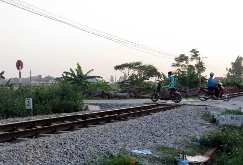 
Đường sắt đoạn qua ngã 3 thôn Đặc Trương, xã Yên Tiến có đường ngang dân sinh không có rào chắn an toàn. Ảnh: Nguyễn Lành - TTXVN
