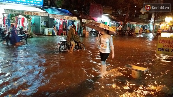 
Ở đường Trương Vĩnh Ký, quận Tân Phú, mưa lớn ngập gần đầu gối. Ảnh: Minh Thanh

