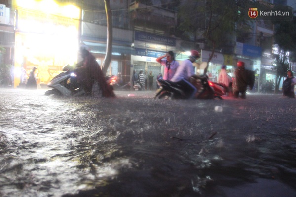 
Mưa ngập ở đường Nguyễn Trãi. Ảnh: Phạm An
